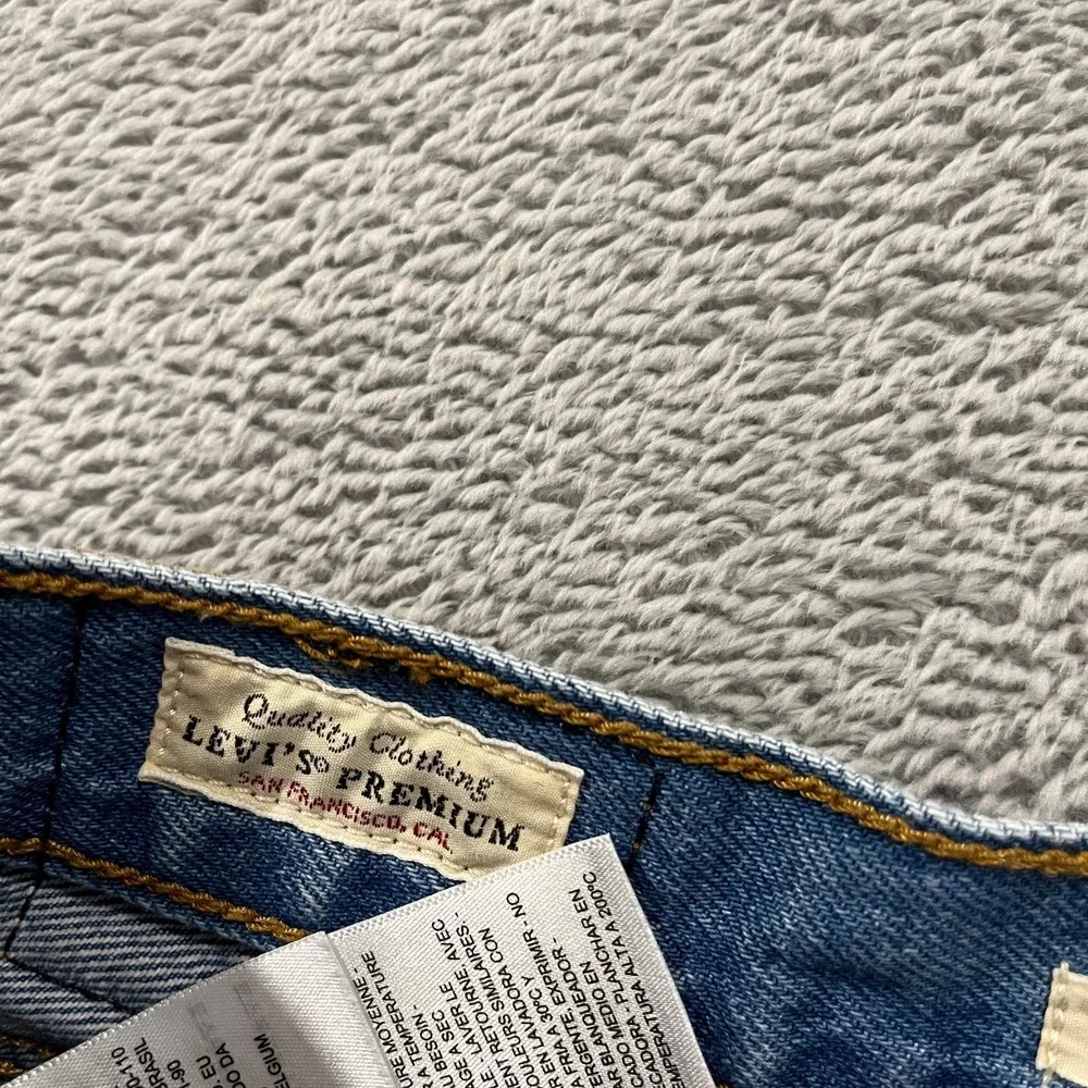 Levis Premium Jeans Womens 27x28 Wedgie Straight Blue‎ Button Fly Big E Y2K